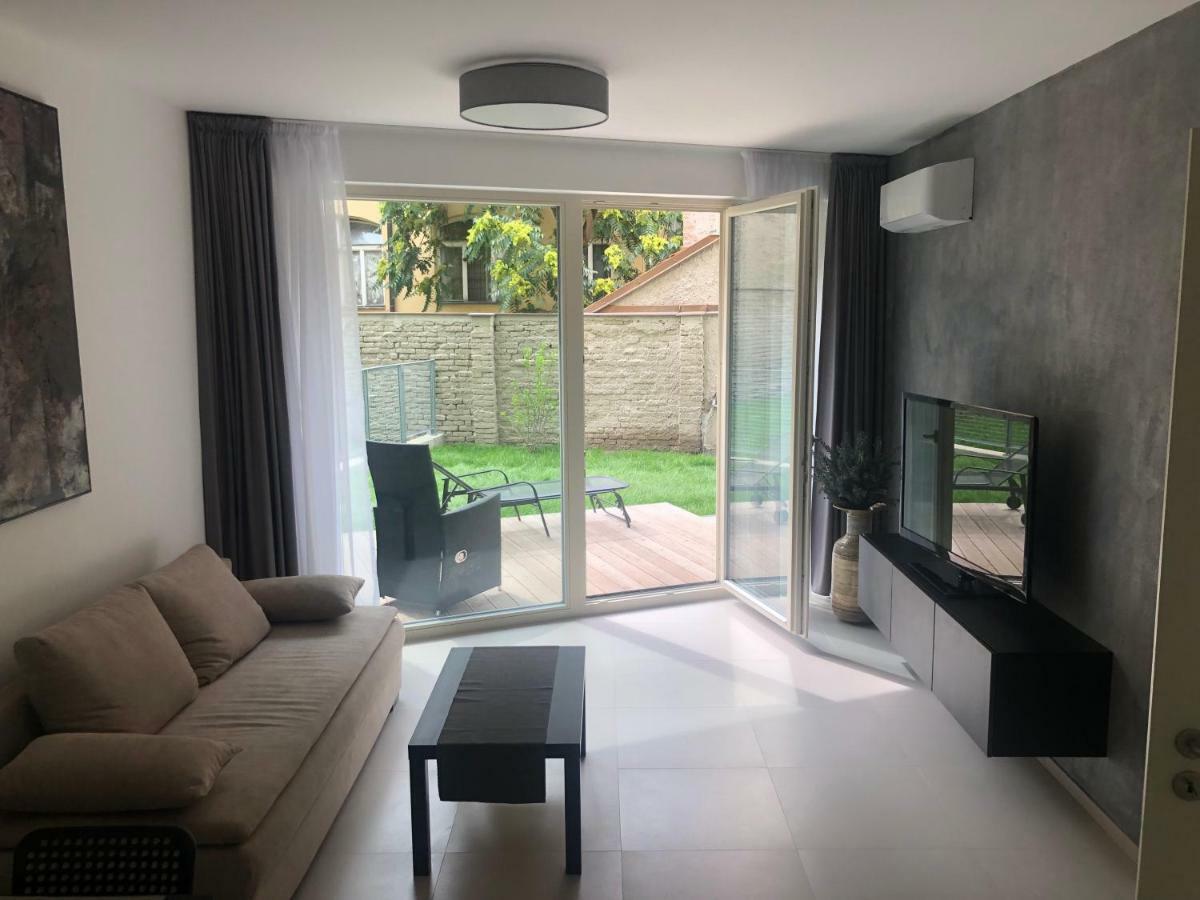 Luxury Apartment With Private Garden Praga Zewnętrze zdjęcie
